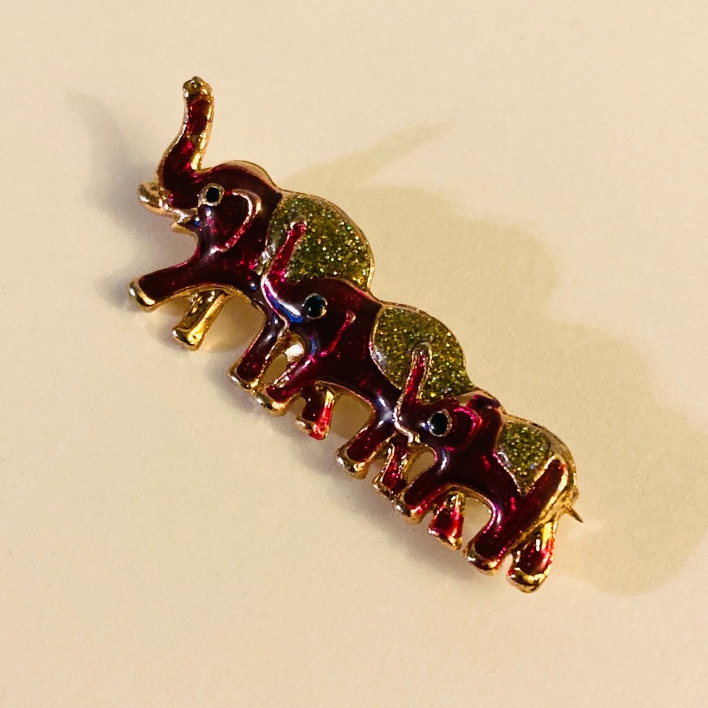 Three Pink Elephants Brooch - Picture 6 of 7